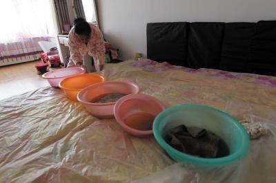 海阳楼上漏水，住户失联，小区没物管，业主维权难！律师来支招……